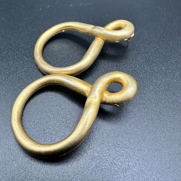 Vintage Gold Tone frosted like number eight  Clip on Earrings - Picture 3 of 7